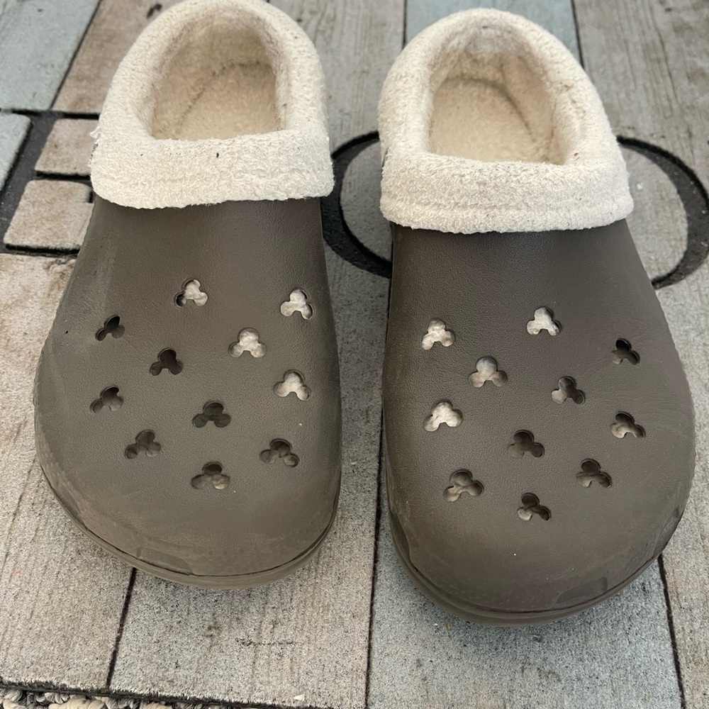 Cozy Fleece-Lined Clogs in Olive and Cream